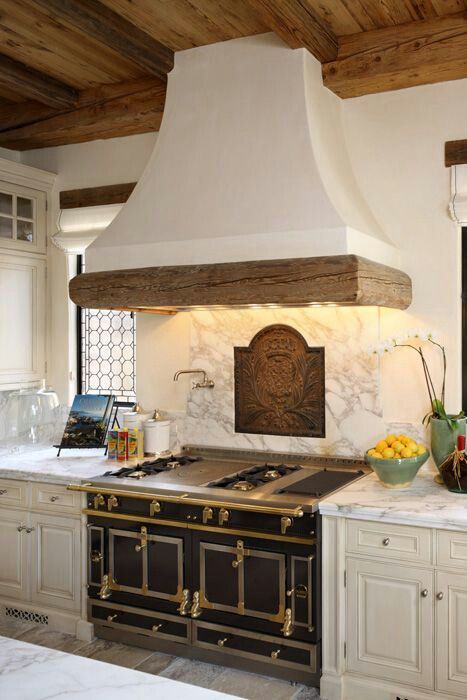 Hood and back Interior Art Deco, Trendy Farmhouse Kitchen, Kitchen Vent Hood, Farmhouse Kitchen Backsplash, Trendy Farmhouse, Kitchen Vent, French Country Kitchens, Country Bathroom, Kitchen Hoods