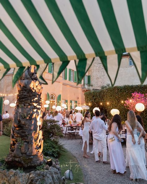 Al fresco dinner in an Italian garden and white outfits is one of the perfect match! Don’t you think? Photo by @fotorighi #eventigaia #weddinglocationinitaly #weddingintuscany❤️ #exclusivewedding #bespokeevents #weddingdesign #whitepartylifestyle #pizzapartytime Sicily Wedding, Al Fresco Dinner, Italian Garden, Tuscany Wedding, Exclusive Wedding, White Party, Wedding Locations, White Outfits, Sicily