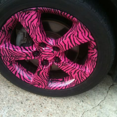 Pink Wheels, Pink Car Accessories, Pink Zebra Print, Pink Rims, Pink Jeep, Pink Cars, Girly Car Accessories, Car Deco, Cool Car Accessories