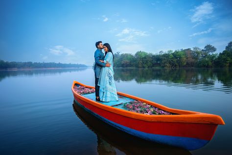 Boat Prewedding Shoot, Pre Wedding On Boat, Photo Shoot Set Design, Boat Poses, Pre Wedding Photoshoot Beach, Boat Photoshoot, Pre Wedding Photoshoot Props, Pre Wedding Photoshoot Outfit, Boat Pose