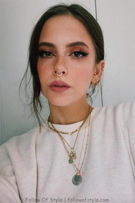 Septum Piercing Makeup, Makeup Messy Aesthetic, Makeup Looks Glasses, 2023 Makeup Looks, Freckles With Makeup, Wing Makeup, Faux Freckles Makeup, Brown Eye Makeup, Brown Eyes Makeup