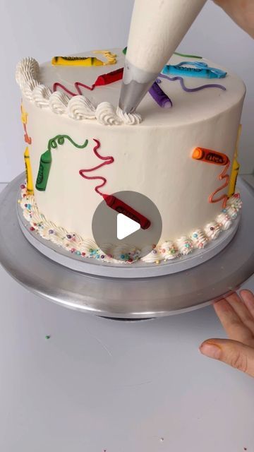 Pencil Birthday Cake, School Cake Design, Crayon Birthday Cake, Back To School Cake Designs, Back To School Cakes, Back To School Cake Ideas, Crayon Cake, Art Birthday Cake, Artist Cake