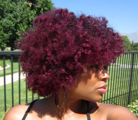 Purple Natural Hair, Color Uva, Beautiful Natural Hair, Pelo Afro, Dyed Natural Hair, Natural Hair Beauty, Queen Hair, Burgundy Hair, Natural Hair Inspiration