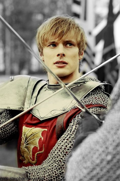 Bradley James as Arthur Pendragon #Merlin Merlin Characters, Rei Arthur, Miss Fisher, Merlin Colin Morgan, Merlin Series, Roi Arthur, Merlin Cast, Merlin Fandom, Arthurian Legend