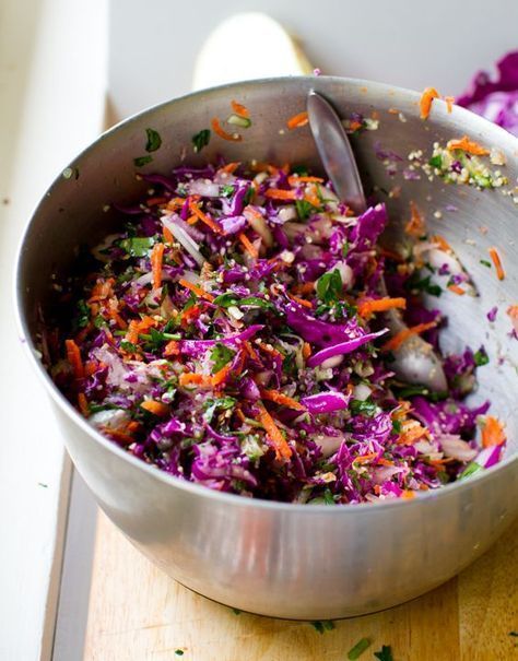 Rainbow Slaw with Sweet Tahini Dressing - Healthy. Happy. Life. #vegan #salad Rainbow Slaw, Vegan Coleslaw, Simple Lunch, Healthy Happy Life, Sprout Recipes, Tahini Dressing, God Mat, Think Food, Red Cabbage