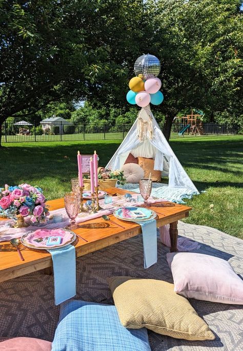 Picnic Diy, Taylor Swift Party Ideas, Pink Taper Candles, Instax Frame, Swift Party, Luxury Picnic, Vintage Picnic Basket, Antique Candle Sticks, Taylor Swift Party