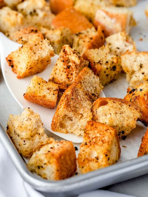 Texas Roadhouse Croutons Recipe - Chefjar Texas Roadhouse Recipes, Crouton Recipes, Vegetarian Italian, Ranch Recipe, Croutons Homemade, Parmesan Crusted Chicken, Texas Roadhouse, Herbs And Spices, Croutons