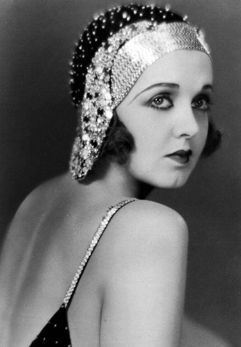 Actress Irene Delroy showing dramatic eyebrows. 1920s Makeup, Style Année 20, Istoria Modei, 1920s Hair, 1920 Fashion, Emily Deschanel, Poppy Delevingne, Flapper Girl, 20s Fashion