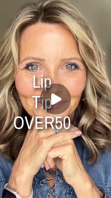 Kimberly Weimer on Instagram: "Lips!!   This simple twist on a standard lip color application can help give your lips shape💋  For the link to this liner comment “LP67” And it’s on sale right now!!   Lipcolor by Seint - Pink Lemonade  Shirt @democracyclothing   Like❤️Save❤️SHARE this post!   Only EASY TIPS FOR OVER 50 will be shared here-   Nobody has time to over complicate makeup😁  #lips #glowup #lipcolors #over50makeup #matureskinmakeup #maturemakeuptips #agingwell #over50andfabulous #agegracefully #naturalbeauty #seintmakeupartist #teacher #simplebeauty #growingoldgracefully #simplemakeuptips #maturebeauty" Making Lips Look Fuller, How To Do My Lips, How To Overline Your Lips, Fuller Lips Tutorial, Fuller Lips Makeup, Lip Liner Tips, Upper Lip Wrinkles, Lip Liner Tutorial, Bigger Lips Makeup