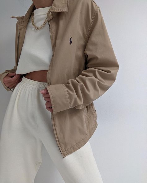 Beige Windbreaker Outfit, Polo Jacket Outfits Women, Beige Jacket Outfit Aesthetic, 90s Jacket Outfits, Nanin Vintage, Beige Jacket Outfit, Vintage Jacket Outfit, Raph Lauren, Filter Foodie