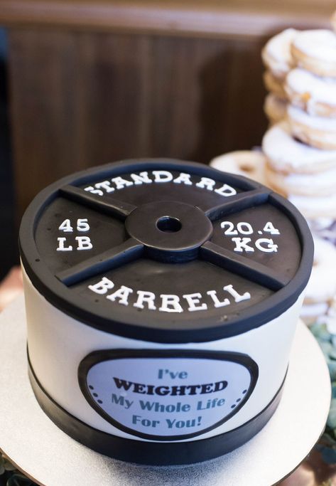 Gym Wedding Cake, Fitness Cake Design, Gym Birthday Party Ideas, Cake For Gym Lover, Gym Party Decorations, Barbell Cake, Gym Theme Party, Golf Grooms Cake, Bolo Crossfit