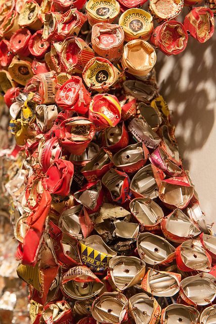 El Anatsui, Brooklyn Museum | par gsz El Anatsui, Textiles Sketchbook, Art Textiles, Brooklyn Museum, African Artists, Found Art, Black Artwork, Pottery Sculpture, Learn Art