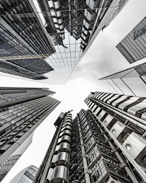 Modern business building scenery touching the sky Office Handbags, Architecture Cool, New York Cityscape, Modern Skyscrapers, Weekend Bags, Future Buildings, Building Photography, High Building, Concrete Building