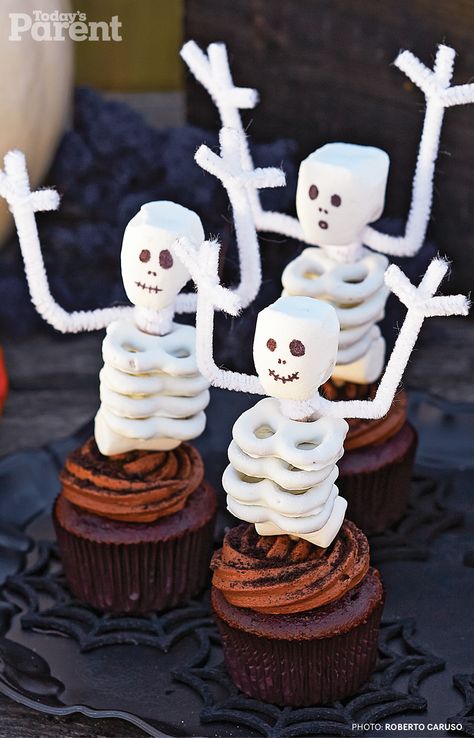 Skeleton Cupcakes, Halloween Party Recipes, Funny Cupcakes, Postres Halloween, Cake Pop Designs, Halloween School Treats, Halloween Cake Pops, Halloween Food Treats, Spooky Halloween Party