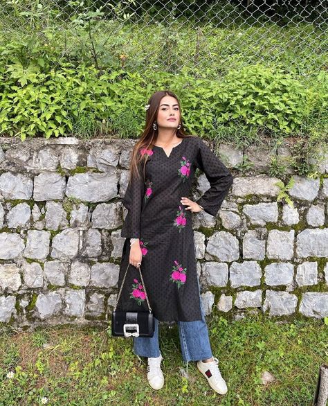 Kurtis With Jeans Casual, Kurta With Wide Leg Jeans, Wide Leg Jeans With Kurti, Haldi Dress Ideas, Desi Casual, Pre Shoot, Kurti With Jeans, Sharara Designs, Qubool Hai