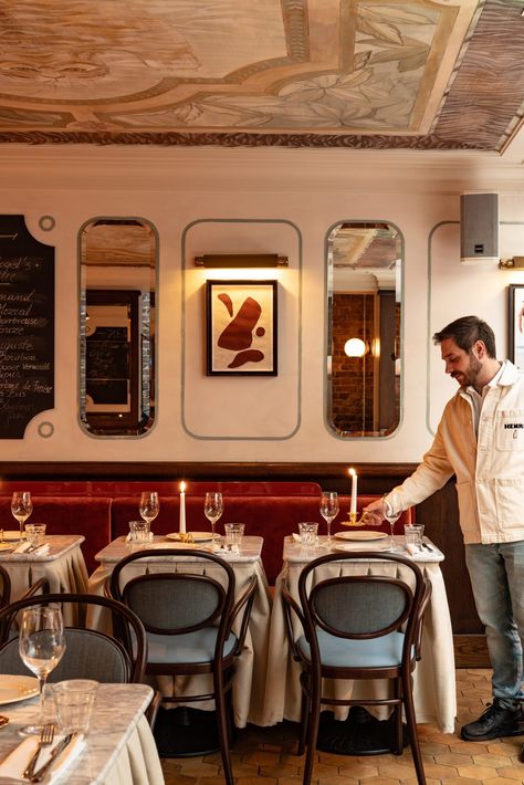 Hallmarks of British pubs and French brasseries meet in Henri restaurant Henrietta Hotel, Mexico City Restaurants, Pub Interior, Parisian Bistro, Classic French Dishes, Architecture Icons, Bar Inspiration, British Pub, Ceiling Murals