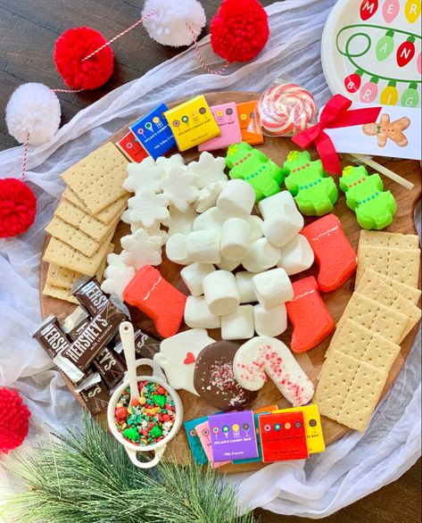 Christmas Smores Bar, Fancy Marshmallows, Christmas Smores, Smores Board, Christmas Sleepover, Smores Bar, Holiday Party Inspiration, City Christmas, Gift Tray