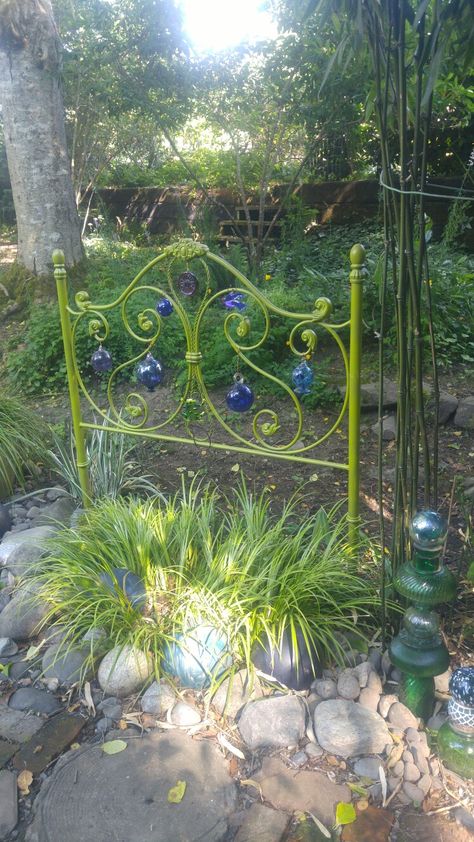 Headboard In Garden Ideas, Garden Headboard Ideas, Metal Headboard Repurpose, Yard Art From Junk Diy Garden Ideas, Headboard Garden Ideas, Old Bed Frame Garden Ideas, Old Metal Headboard Ideas Reuse, Using Headboards In The Garden, Garden Junk Repurposed