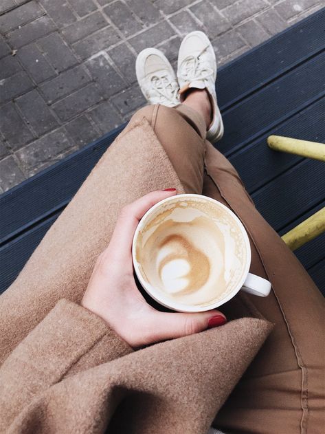 Holding Coffee Aesthetic, Caffeine Withdrawal, Holding Coffee, Jazz Cafe, Real Coffee, Paris Cafe, Simple Aesthetic, Coffee Aesthetic, Coffee Culture