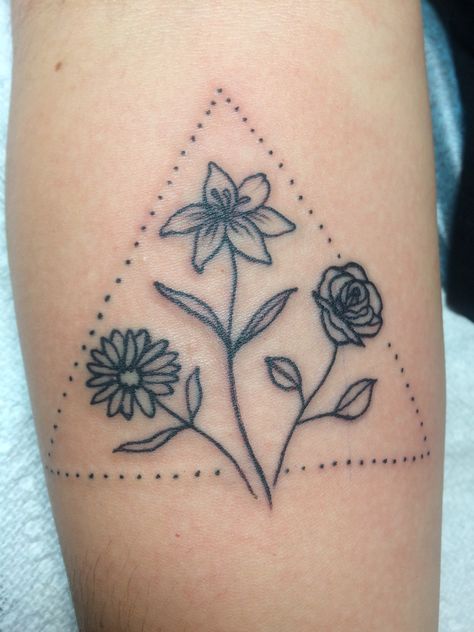 Daisy Lily And Rose Tattoo, Lily Daisy Rose Tattoo, Rose Lily Daisy Tattoo, Lily Rose Daisy Tattoo, Addicted Calloway Sisters Tattoo, Lily Daisy Tattoo, Calloway Sisters Tattoo, Daisy Tattoo Outline, Lily And Daisy Tattoo