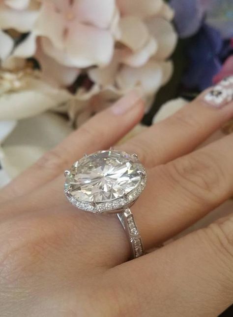 Huge Engagement Rings Luxury, Huge Engagement Rings, Engagement Rings Luxury, Celebrity Rings, Arm Workouts, Hidden Halo Engagement Ring, Elegant Engagement Rings, Womens Rings Fashion, Platinum Diamond Rings