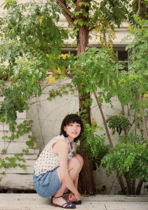 Asian Squat, Rena Nounen, Grad Photoshoot, Girl Fashion Style, Goth Beauty, Cute Photography, Girl Short Hair, Fashion People, Pose Reference Photo