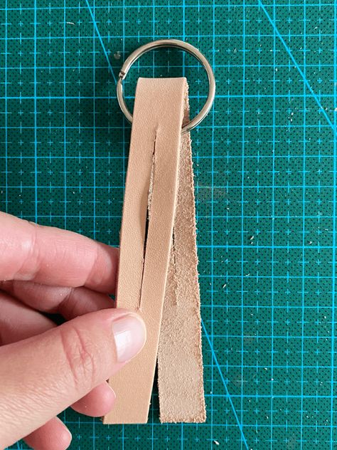 Simple DIY Leather Keychain - kiyafries Leather Chapstick Holder Diy, Leather Dog Keychain Pattern, Easy Leather Keychain, Leather Bookmark Diy, Purse Charms Diy How To Make, Simple Leather Projects, Leather Keyring Diy, Lanyard Keychain Diy, Small Leather Projects