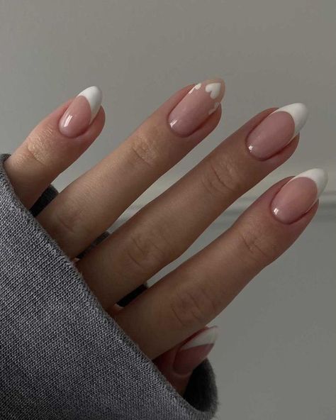 Cute White Valentine's Day Nails White Nails Christmas Design, Trending White Nails, White Nails Christmas, Nails Coffin White, White Nails With Heart, Nail Art White Nails, White Nails Coffin, Nails With Rhinestones White, White Nails French