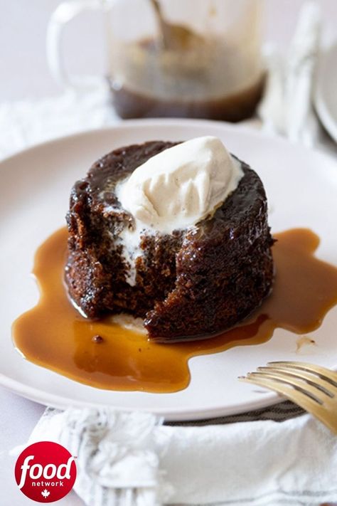 A plate with a soft and spongey cake with sweet dates soaked in a rich toffee sauce Sticky Toffee Pudding Cake, Sticky Pudding, Toffee Sauce, Toffee Pudding, Food Network Canada, Dessert Aux Fruits, Sticky Toffee Pudding, Sticky Toffee, Pudding Cake