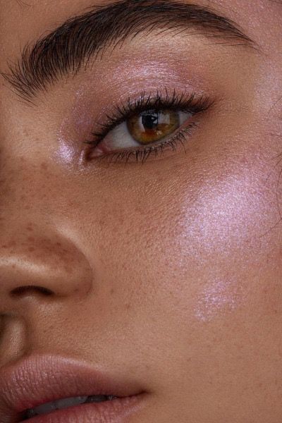 Glass skin pink highlighter Co Washing, Blurring Primer, Moon Eyes, Face Charts, Make Up Inspiration, Gold Flake, Beauty Make-up, Relaxed Hair, Brow Gel