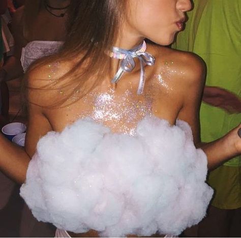 Costumes Faciles, Cloud Costume, College Halloween Costumes, College Halloween Party, Easy College Halloween Costumes, Meme Costume, Party Outfit College, Costumes College, Trendy Party Outfits