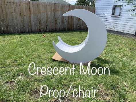 DIY crescent Moon Prop/chair how To video. Simple project photography props or chair. Diy Moon Chair, Diy Moon Photo Prop, Crescent Moon Photo Prop, Moon Prop Photography, Giant Moon Prop, Moon Prop Diy, Crescent Moon Photography, Moon Photo Prop, Diy Crescent Moon