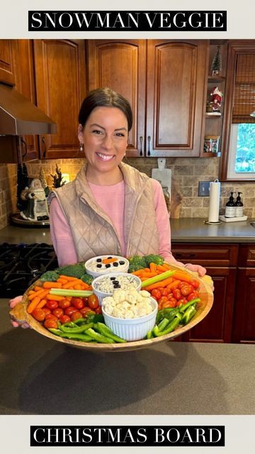 Tara Panasiuk on Instagram: "Snowman Charcuterie Veggie Tray ☃️ Comment “SNOWMAN” for the tray and dishes used here 🖤

We made this last year for a holiday party and it was so well loved amongst the guests! You can set out your favorite veggies and dips, snowman style 🤗🎄 

Hope you enjoy!

#christmasfood #christmasvibes #christmasideas #entertainingathome" Veggie Dips, Christmas Veggie Tray, Veggie Board, Christmas Dip, Diy Santa, John Williams, Holiday Party Foods, Relish Trays, Veggie Dip