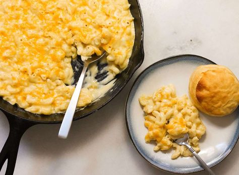 This Copycat Cracker Barrel Mac and Cheese Recipe Is Extra Cheesy and Creamy Cracker Barrel Mac And Cheese Recipe, Cracker Barrel Mac And Cheese, Cracker Barrel Pancakes, Copycat Cracker Barrel, Homemade Cheese Sauce, Iron Skillet Recipes, Mac Cheese Recipes, Creamy Mac And Cheese, Cast Iron Skillet Recipes