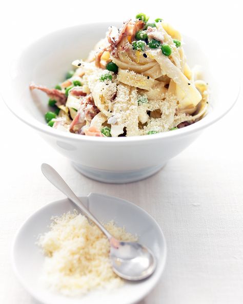 Pasta with Prosciutto and Peas: Prosciutto is easier to slice when it's cold. Stack slices, and cut crosswise with a sharp knife. Pasta With Prosciutto, Quick Italian Recipes, Popular Pasta Recipes, Italian Ham, Pasta Toppings, Prosciutto Pasta, Best Pasta Dishes, Pea Recipes, Italian Pasta