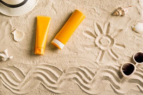 Beach Flat Lay Photography, Sunblock Photography Ideas, Sunscreen Aesthetic Photography, Sun Cream Aesthetic, Sun Cream Skin Care, Sunscreen Photoshoot, Sunscreen Product Photography, Sunscreen Photography, Beach Product Photography