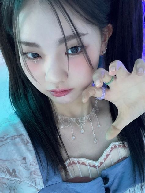 triples yeonji 연지 fromm update S12 Triples Yeonji, Gothic Music, Mug Shots, Korean Beauty, First World, Fun Games, Pop Group, Group Chat, South Korean Girls