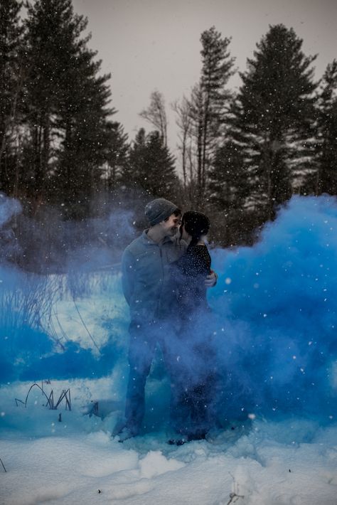 Gender Reveal In The Snow, Gender Reveal In Winter, Gender Reveal Photoshoot Winter, Winter Gender Reveal Photoshoot, Gender Reveal Ideas In Winter, Christmas Gender Reveal Photoshoot, Snow Gender Reveal, Gender Reveal Winter Ideas, Christmas Baby Gender Reveal Ideas