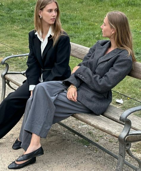 Capsule Wardrobe Minimal, Corporate Core, Carolyn Bessette, Ny Outfits, Kate Olsen, Dramatic Classic, Classy Lady, Mary Kate Olsen, Old Hollywood Stars