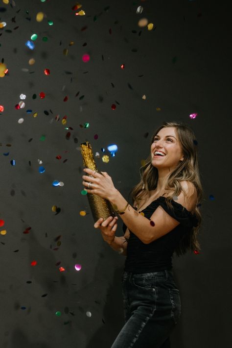 Confetti blaster, birthday girl Confetti Picture Ideas, Confetti Popper Photoshoot, 1 Year Business Anniversary Photoshoot, Hair Salon Pictures, Birthday Portraits, Salon Pictures, Confetti Photos, Birthday Confetti, 21st Birthday Photoshoot