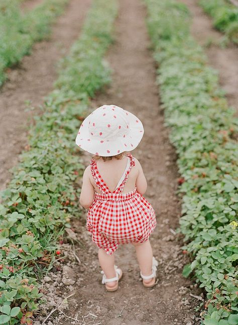 Strawberry Patch Outfit Ideas, Strawberry Patch Photoshoot, Strawberry Photoshoot, Picking Strawberries, 2023 Vibes, Strawberry Field, Patch Ideas, First Birthday Pictures, Berry Picking