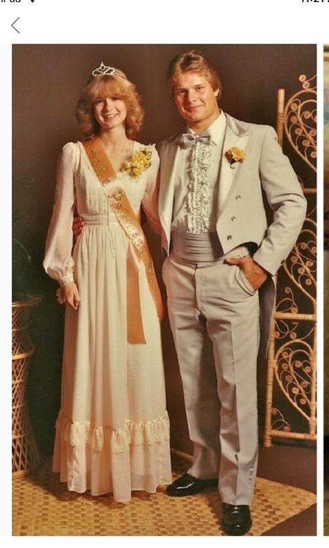 1970s Prom, Prom 80s, Gay Prom, 1970s Photos, 70s Prom Dress, Indie Hipster Fashion, 70s Prom, Decades Fashion, Bohemian Gown