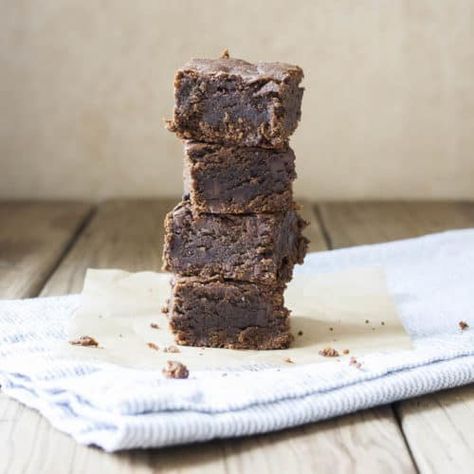 Ultimate Vegan Date Brownies (Gluten-Free) - Veggies Don't Bite Toffee Brownies, Date Paste Recipes, Date Brownies, Date Paste, Fridge Cake, Chocolate Homemade, Date Recipes, Sweet Caroline, Caramel Recipes