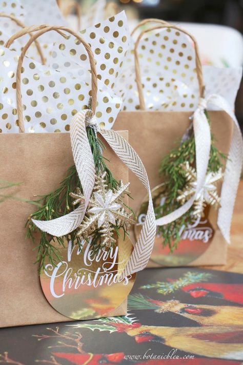 creative-christmas-fresh-greenery-gift-wrap Brown Paper Bag Christmas Gift Bags, Clear Cellophane Wrapping Ideas, Gold Christmas Wrapping Ideas, Brown Paper Bag Christmas, Christmas Bag Decorating Ideas, Christmas Gift Bag Ideas, Paper Gift Bags Ideas, Christmas Gift Wrap Ideas, Paper Bag Wrapping