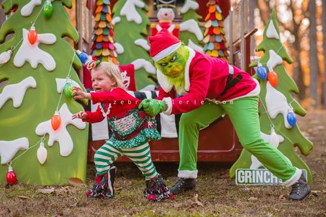 Grinch Family Photo Shoot, Pictures With The Grinch Ideas, Grinch Pictures With Kids, Grinch Family Pictures, Funny Grinch Photoshoot, Grinch Photo Session, Grinch Christmas Photoshoot, Grinch Photo Shoot, Grinch Photoshoot Ideas