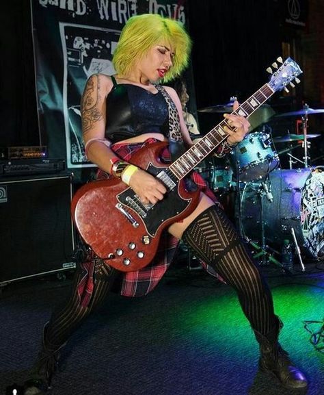 Musician Poses, Girl Guitarist, Punk Poses, Guitar Woman, Women Musicians, Female Guitarists, Chicas Punk Rock, Metal Chicks, Heavy Metal Girl