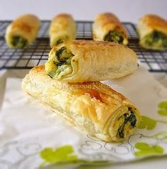 Ricotta Spinach, Spinach Rolls, Spinach Pie, Homemade Sausage, Slices Recipes, Sausage Rolls, Think Food, Finger Food Appetizers, Snacks Für Party