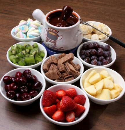 Fondue Dinner, Romantic Dinner Decoration, Fondue Party, Cooking Stone, Fondue Recipes, Chocolate Topping, Food Platters, Food Diary, Food Presentation