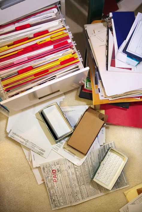 A messy work area Home Filing System Ideas, Filing System Ideas, Filing Ideas, Household Organization Binder, Home Filing System, Organizing House, Pack Rat, Household Notebook, House Organisation