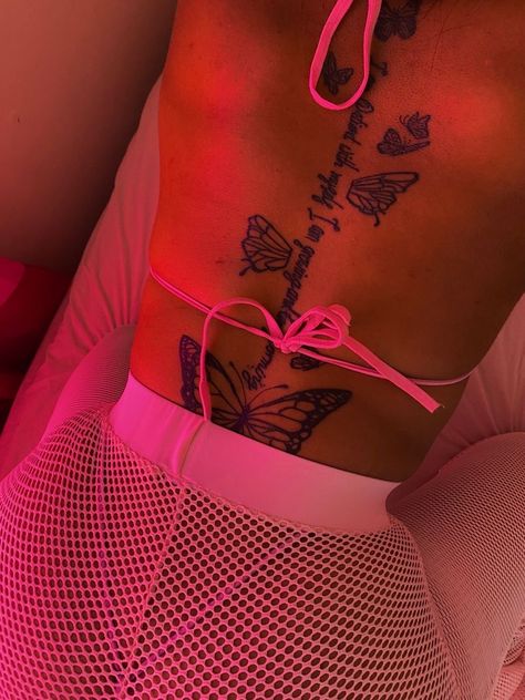 Back Tattoo Women Spine, Spinal Tattoo, Haircut Selfie, Photo Hijab, Butterfly Back Tattoo, Cute Hand Tattoos, Pretty Hand Tattoos, Black Girls With Tattoos, Spine Tattoos For Women